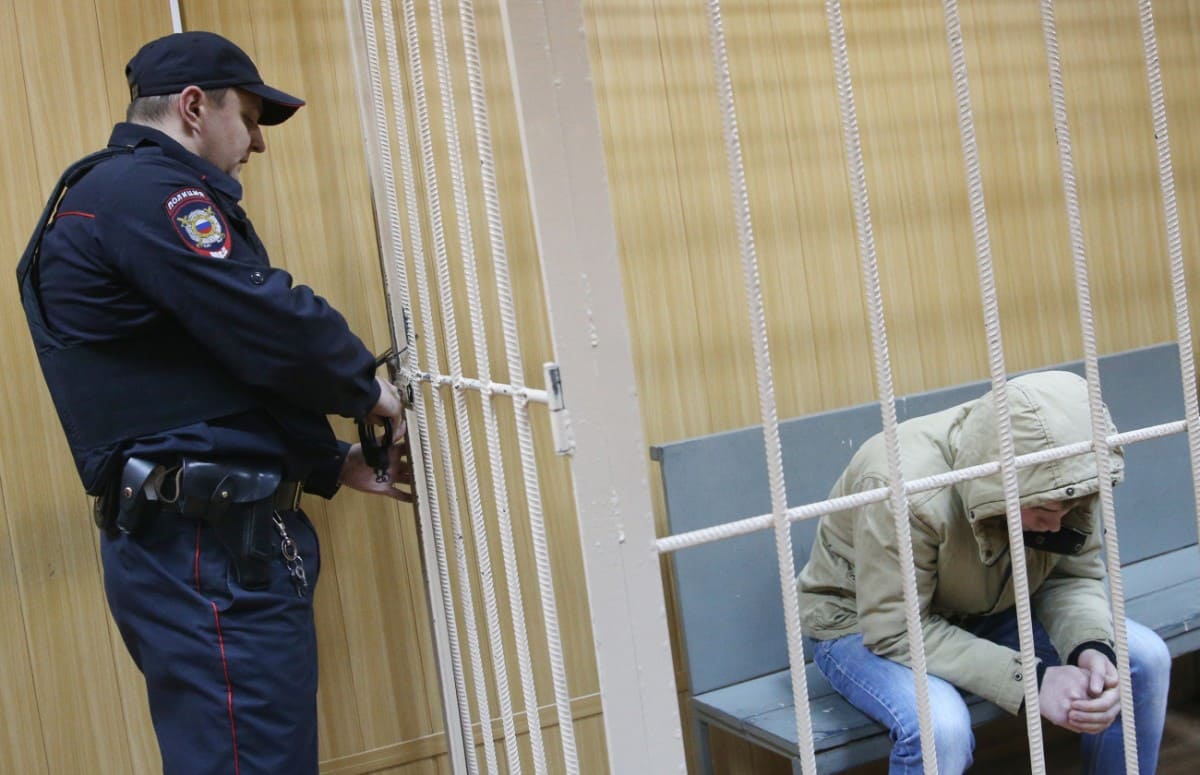 Человек за решеткой в зале суда