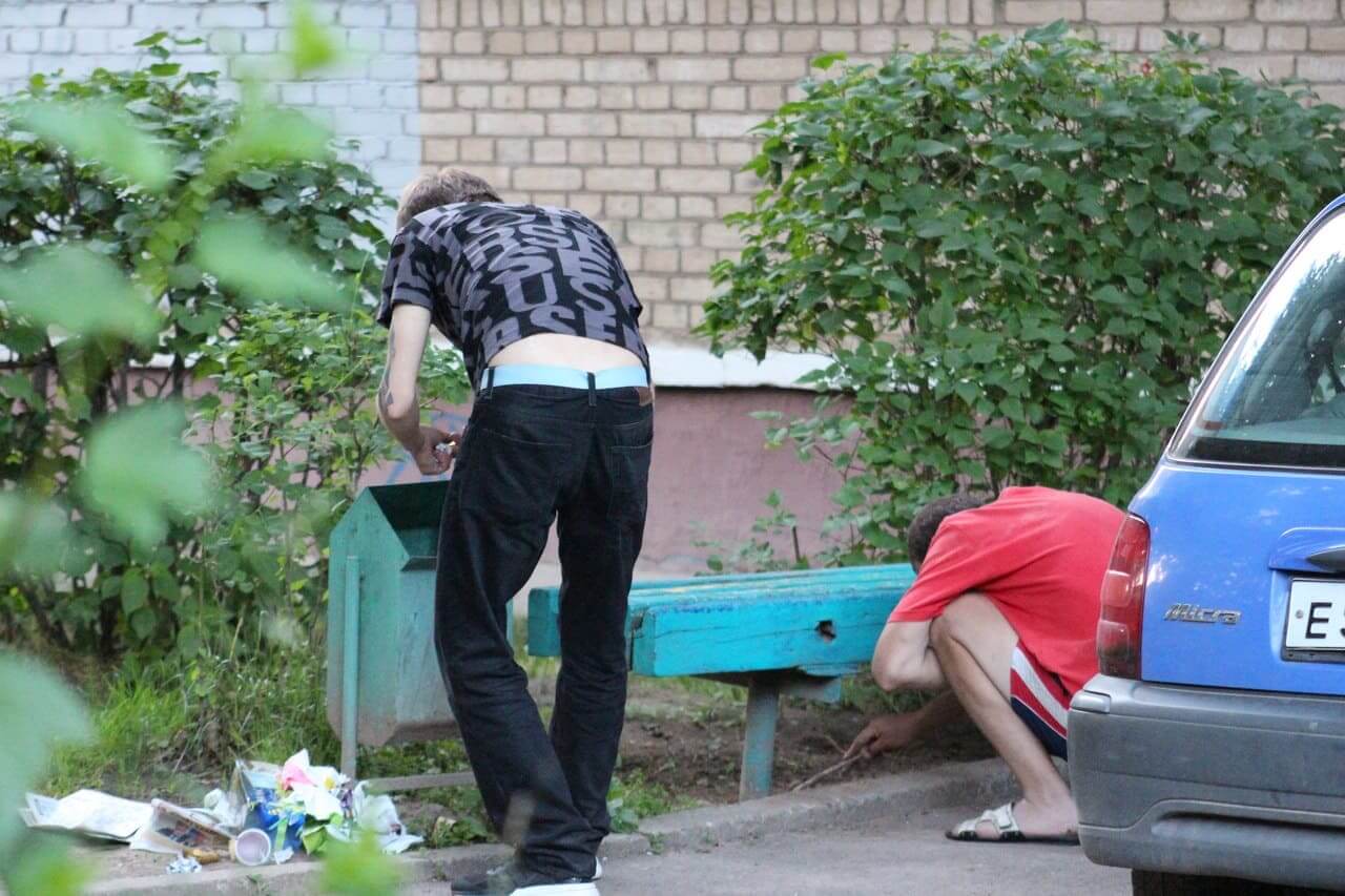 Наркоманы ищут закладку