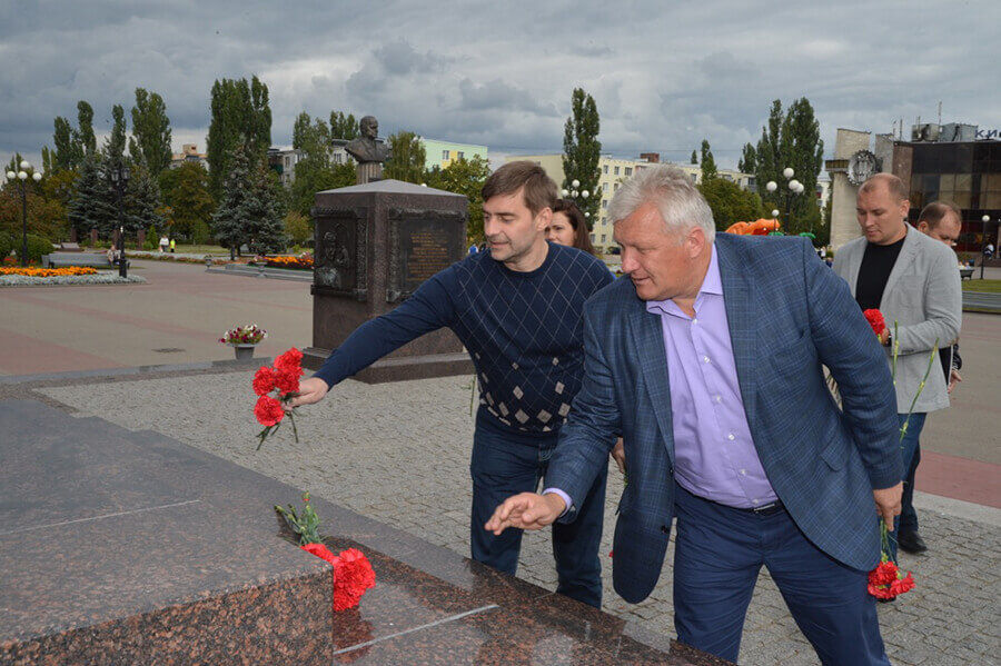 Возложение цветов на памятник в Старом осколе