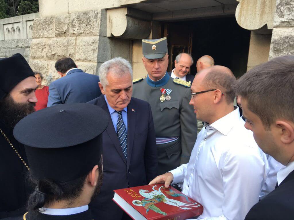 Вручение президенту Сербии Томиславу Николичу книги “Русь Святая” в Греции 